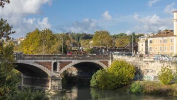 Vista di ponte Testaccio sul fiume Tevere a Roma, la zona dove i soccorritori hanno recuperato l'uomo trascinato dalla corrente dopo essersi tuffato in acqua.