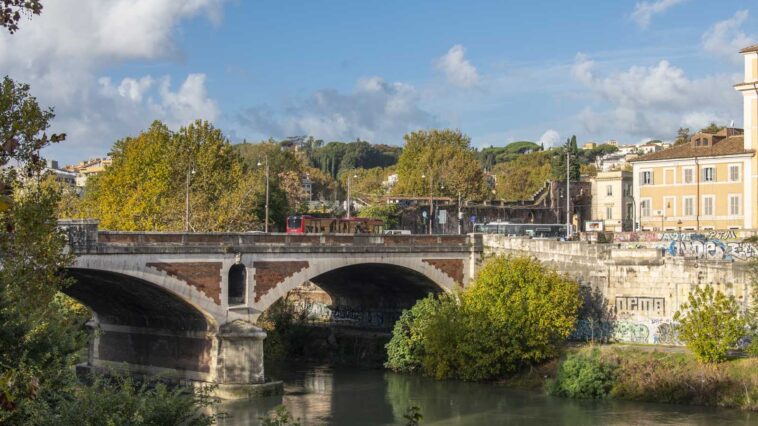Vista di ponte Testaccio sul fiume Tevere a Roma, la zona dove i soccorritori hanno recuperato l'uomo trascinato dalla corrente dopo essersi tuffato in acqua.