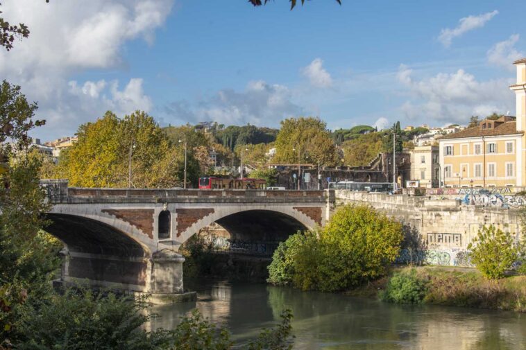Vista di ponte Testaccio sul fiume Tevere a Roma, la zona dove i soccorritori hanno recuperato l'uomo trascinato dalla corrente dopo essersi tuffato in acqua.