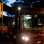 Un autobus Atac fermo a una fermata durante la notte a Roma, nell'ambito del potenziamento del servizio di trasporto notturno.