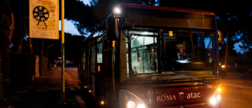 Un autobus Atac fermo a una fermata durante la notte a Roma, nell'ambito del potenziamento del servizio di trasporto notturno.