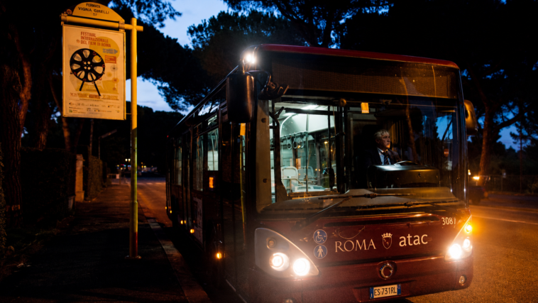 Un autobus Atac fermo a una fermata durante la notte a Roma, nell'ambito del potenziamento del servizio di trasporto notturno.