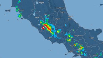 Mappa radar del Centro Italia con una vasta area di temporali e precipitazioni intense in avvicinamento a Roma e al Lazio.