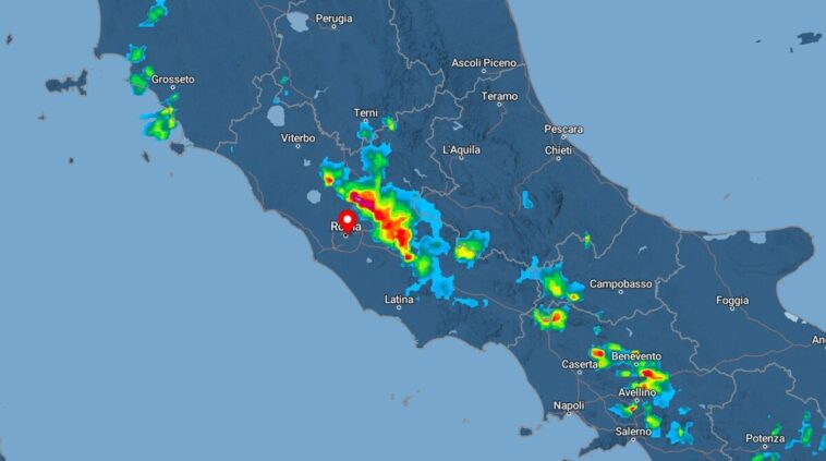 Mappa radar del Centro Italia con una vasta area di temporali e precipitazioni intense in avvicinamento a Roma e al Lazio.