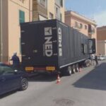 Camion con gruppo elettrogeno parcheggiato in una strada di Roma per ripristinare la corrente durante l'emergenza blackout.