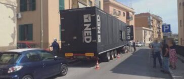 Camion con gruppo elettrogeno parcheggiato in una strada di Roma per ripristinare la corrente durante l'emergenza blackout.