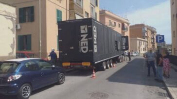 Camion con gruppo elettrogeno parcheggiato in una strada di Roma per ripristinare la corrente durante l'emergenza blackout.