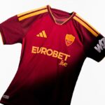 Nuova maglia home della Roma per la stagione 2026/2027, con design rosso, dettagli gialli Adidas e stemma ASR sul petto.