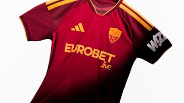 Nuova maglia home della Roma per la stagione 2026/2027, con design rosso, dettagli gialli Adidas e stemma ASR sul petto.