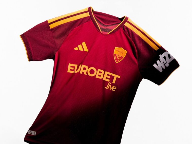 Nuova maglia home della Roma per la stagione 2026/2027, con design rosso, dettagli gialli Adidas e stemma ASR sul petto.