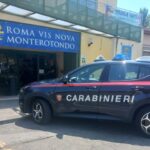 Auto dei Carabinieri davanti all'ingresso della piscina Roma Vis Nova di Monterotondo dopo la tragedia in cui un bambino di 5 anni ha perso la vita durante un centro estivo.