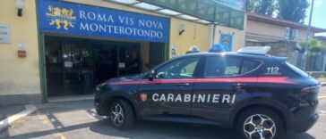 Auto dei Carabinieri davanti all'ingresso della piscina Roma Vis Nova di Monterotondo dopo la tragedia in cui un bambino di 5 anni ha perso la vita durante un centro estivo.