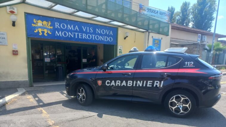 Auto dei Carabinieri davanti all'ingresso della piscina Roma Vis Nova di Monterotondo dopo la tragedia in cui un bambino di 5 anni ha perso la vita durante un centro estivo.