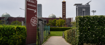 Ingresso del centro commerciale Euroma2 nel quartiere Eur di Roma, dove si è verificata la tragedia che ha coinvolto una donna di 71 anni.