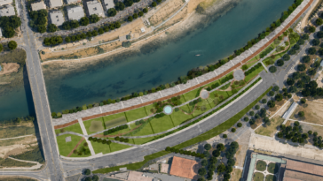 Rendering dall’alto del progetto del nuovo parco Tevere Roma Sud, con aree verdi, percorsi ciclopedonali e piazze lungo la sponda del fiume a Roma.