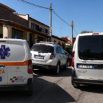 Automedica e altri veicoli parcheggiati davanti ad alcune abitazioni in una strada residenziale di Roma.