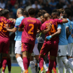 Giocatori di Roma e Lazio riuniti durante un momento acceso del derby allo Stadio Olimpico.