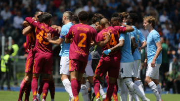 Giocatori di Roma e Lazio riuniti durante un momento acceso del derby allo Stadio Olimpico.