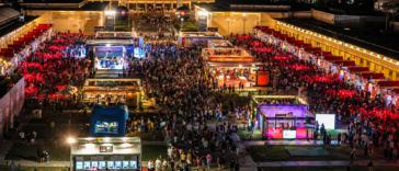 Grande evento serale a Roma con migliaia di persone tra stand illuminati, aree espositive e spazi dedicati all’intrattenimento.