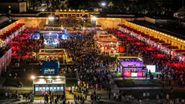 Grande evento serale a Roma con migliaia di persone tra stand illuminati, aree espositive e spazi dedicati all’intrattenimento.