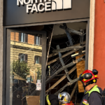 Vigili del fuoco davanti al negozio The North Face in via Cola di Rienzo a Roma, dopo il crollo del solaio all’interno del locale.