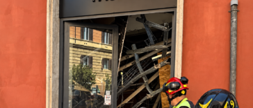 Vigili del fuoco davanti al negozio The North Face in via Cola di Rienzo a Roma, dopo il crollo del solaio all’interno del locale.