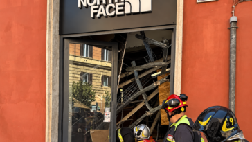 Vigili del fuoco davanti al negozio The North Face in via Cola di Rienzo a Roma, dopo il crollo del solaio all’interno del locale.