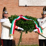 Cerimonia commemorativa dell’8 settembre a Roma con la deposizione di una corona d’alloro tricolore davanti a una lapide.