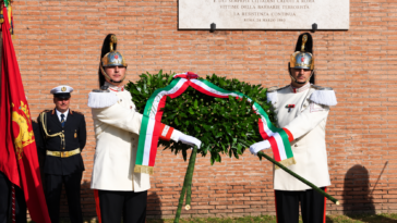 Cerimonia commemorativa dell’8 settembre a Roma con la deposizione di una corona d’alloro tricolore davanti a una lapide.