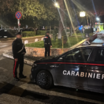 Carabinieri durante un intervento notturno a Roma con una pattuglia parcheggiata lungo la strada.