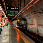 Treno della metropolitana in arrivo su una banchina di una stazione metro di Roma.