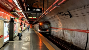 Treno della metropolitana in arrivo su una banchina di una stazione metro di Roma.