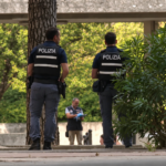 Due agenti della Polizia impegnati in un intervento all’aperto a Roma.