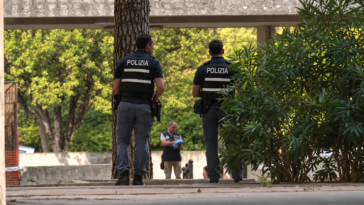 Due agenti della Polizia impegnati in un intervento all’aperto a Roma.