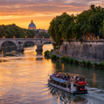 Battello naviga sul Tevere al tramonto nel centro di Roma, con un ponte storico e la cupola di San Pietro sullo sfondo.