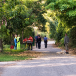 Soccorritori e forze dell’ordine intervengono in un parco di Roma dopo il ritrovamento di una persona senza vita.
