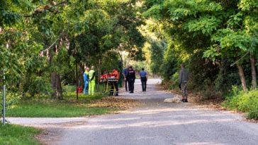 Soccorritori e forze dell’ordine intervengono in un parco di Roma dopo il ritrovamento di una persona senza vita.