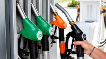 Erogatori di benzina e diesel alla stazione di servizio