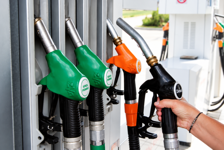 Erogatori di benzina e diesel alla stazione di servizio