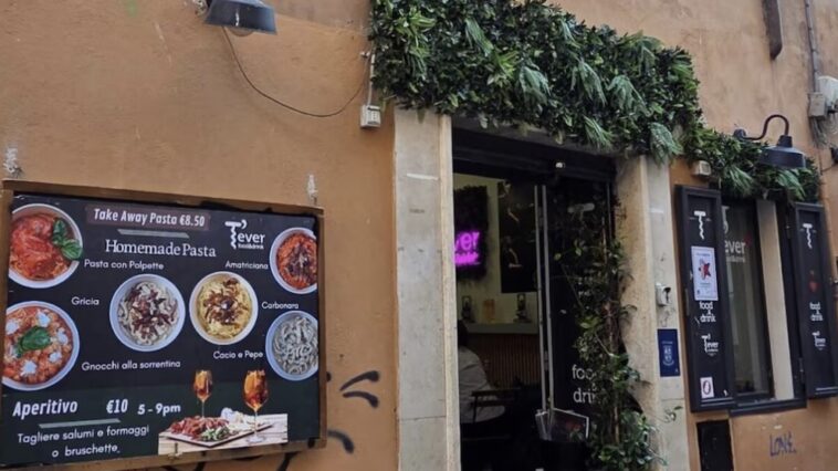 Esterno di un ristorante con menu dedicato a piatti di pasta romana, tra carbonara, gricia, amatriciana e cacio e pepe.