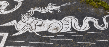Dettaglio del mosaico romano della Villa dei Tritoni sull’Appia Antica, con figure di creature marine realizzate in tessere bianche su fondo nero.