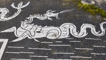 Dettaglio del mosaico romano della Villa dei Tritoni sull’Appia Antica, con figure di creature marine realizzate in tessere bianche su fondo nero.